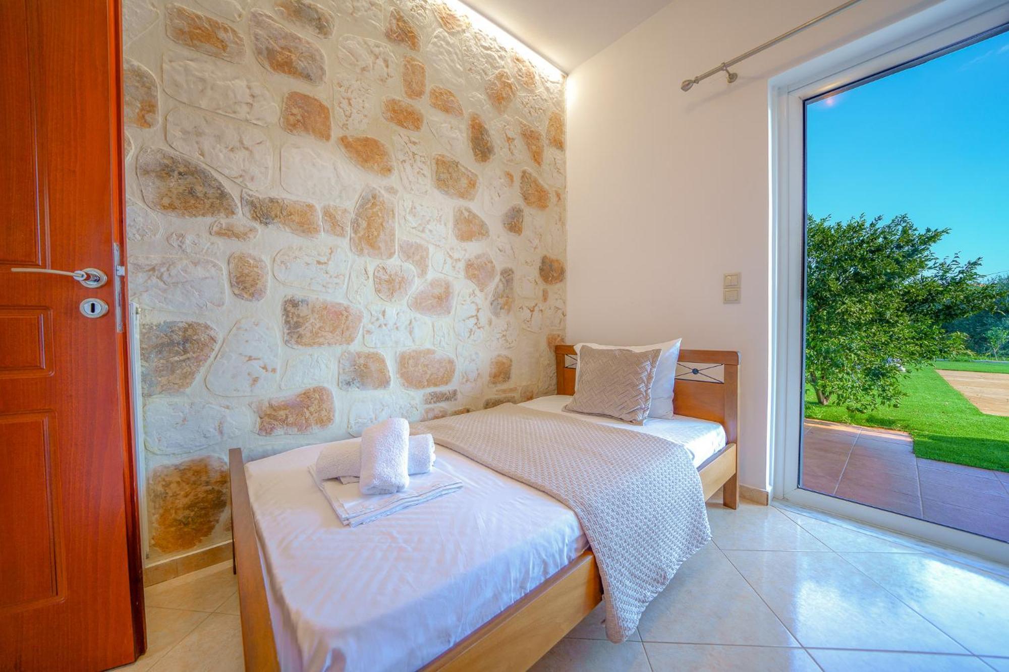 Lima Pool & Jacuzzi Chania Vamos